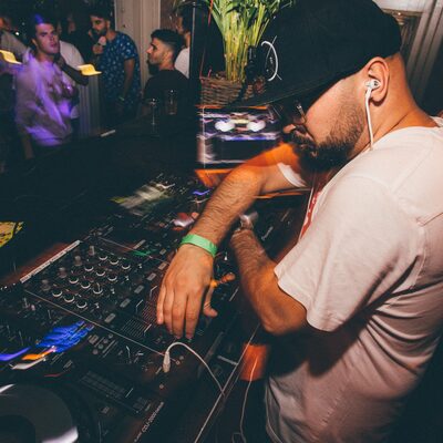 House DJ · bar